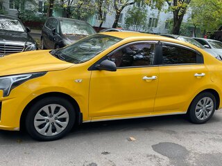 2021 Kia Rio IV Рестайлинг, белый, 900000 рублей, вид 4
