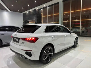 2023 Audi A3 Sportback 35 TFSI IV (8Y), белый, 1650000 рублей, вид 4