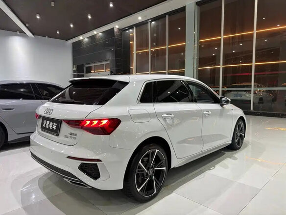 2023 Audi A3 Sportback 35 TFSI IV (8Y), белый, 1650000 рублей - вид 3