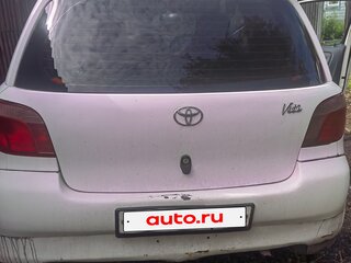2001 Toyota Vitz I (P10), белый, 250000 рублей, вид 2