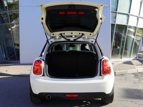 2021 Mini Hatch Cooper III (F55/F56) Рестайлинг 2, белый, 2580000 рублей - вид 7