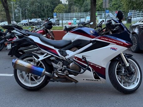 2020 Honda VFR 800, белый, 950000 рублей, вид 2