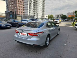 2018 Toyota Camry VIII (XV70), серебристый, 4700000 рублей, вид 3