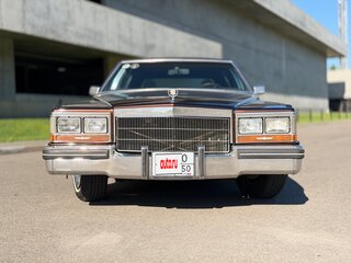 1984 Cadillac Fleetwood Brougham II Рестайлинг, коричневый, 3900000 рублей, вид 3