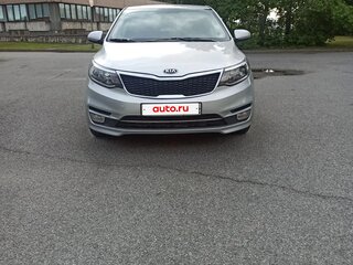 2015 Kia Rio III Рестайлинг, серебристый, 930000 рублей, вид 1