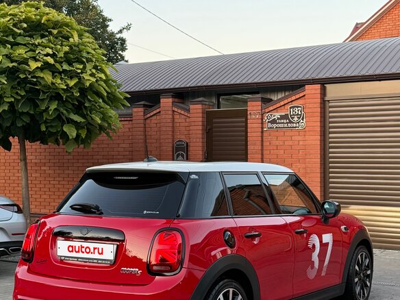 2020 Mini Hatch Cooper S III (F55/F56) Рестайлинг, красный - вид 4