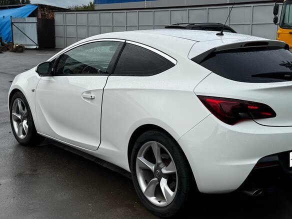 2013 Opel Astra GTC J Рестайлинг, белый, 1200000 рублей - вид 9