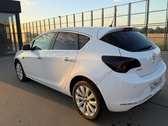 2012 Opel Astra J Рестайлинг, белый, 680000 рублей - вид 3