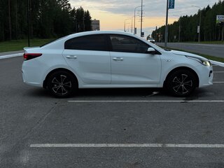 2017 Kia Rio IV, белый, 1100000 рублей, вид 4