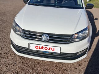 2018 Volkswagen Polo V Рестайлинг, белый, 850000 рублей, вид 1