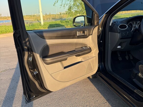 2010 Ford Focus II Рестайлинг, чёрный, 600000 рублей - вид 10