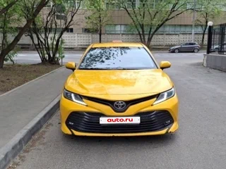 2021 Toyota Camry VIII (XV70), жёлтый, 1650000 рублей, вид 1