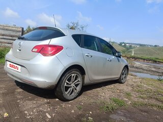 2013 Opel Astra J Рестайлинг, серебристый, 680000 рублей, вид 2