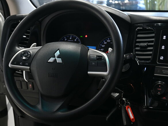 2018 Mitsubishi Outlander III Рестайлинг 3, белый, 1380000 рублей - вид 10