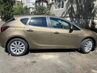 2012 Opel Astra J Рестайлинг, бежевый, 1030000 рублей, вид 4