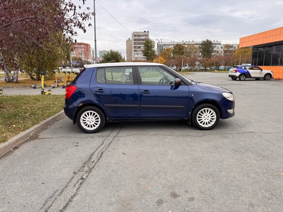 2011 Skoda Fabia II Рестайлинг, синий, 380000 рублей - вид 3