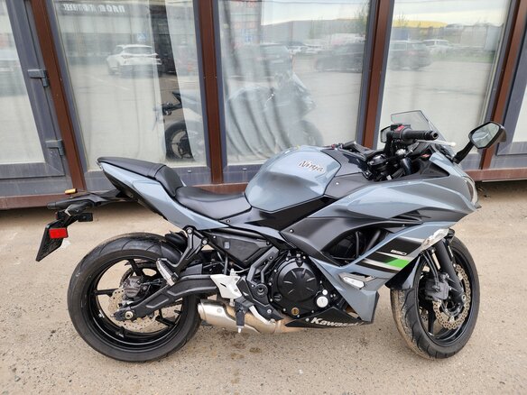 2018 Kawasaki Ninja 650, серый, 650000 рублей - вид 1