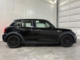 2021 Mini Hatch Cooper III (F55/F56) Рестайлинг, чёрный, 1178911 рублей, вид 2