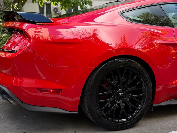 2019 Ford Mustang VI Рестайлинг, красный, 4700000 рублей - вид 16
