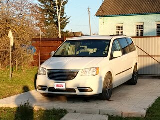 2011 Chrysler Town & Country V Рестайлинг, белый, 1590000 рублей, вид 1