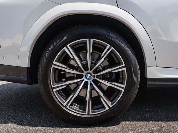 2020 BMW X6 40i III (G06), белый, 7499900 рублей - вид 30