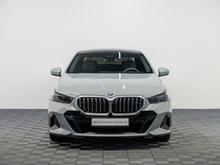2025 BMW 5 серии 530i xDrive VIII (G60/G61/G68), серый, 8800000 рублей, вид 5