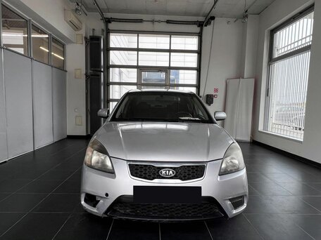 2010 Kia Rio II Рестайлинг, серебристый, 450000 рублей, вид 2