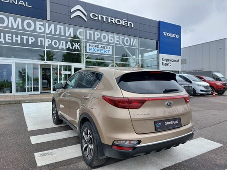 2018 Kia Sportage IV Рестайлинг, коричневый, 2120000 рублей, вид 5