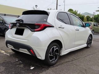 2023 Toyota Yaris IV, белый, 1310000 рублей, вид 4