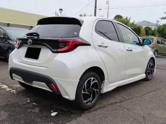 2023 Toyota Yaris IV, белый - вид 3