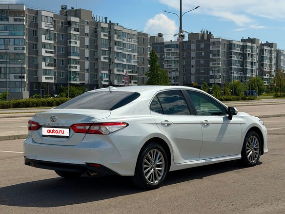 2018 Toyota Camry VIII (XV70), белый - вид 3