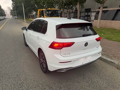 2023 Volkswagen Golf VIII, белый, 1370000 рублей, вид 4