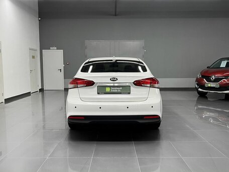 2017 Kia Cerato III Рестайлинг (Classic), белый, 1435000 рублей, вид 4