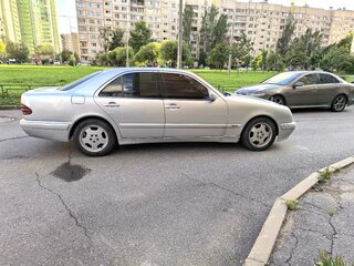 2001 Mercedes-Benz E-Класс 220 II (W210, S210) Рестайлинг, серебристый, 240000 рублей, вид 3
