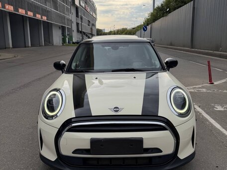 2023 Mini Hatch Cooper III (F55/F56) Рестайлинг 2, белый, 2350000 рублей, вид 2