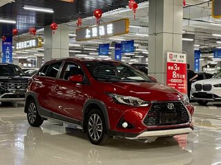 2022 Toyota Yaris IV, красный, 1400000 рублей, вид 5