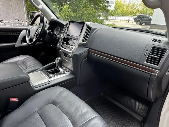 2019 Toyota Land Cruiser 200 Series Рестайлинг 2, белый, 9500000 рублей - вид 8