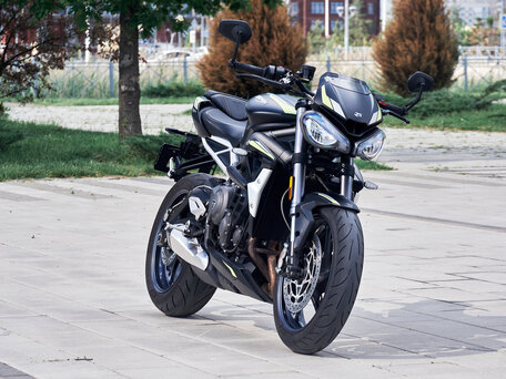 2021 Triumph Street Triple, чёрный, 940000 рублей, вид 2