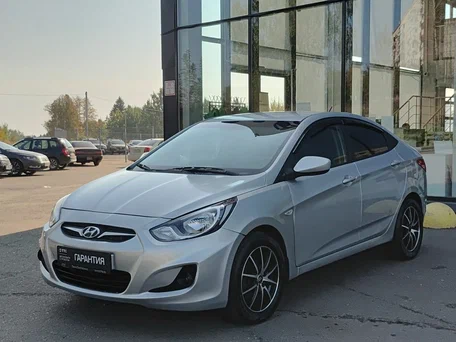 2013 Hyundai Solaris I, серебристый, 650000 рублей, вид 1