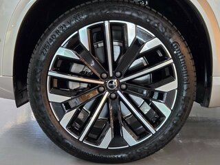 2026 Volvo XC90 B6 II Рестайлинг 2, серебристый, 9047700 рублей, вид 5