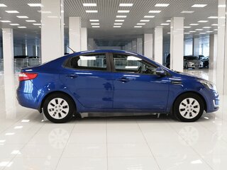 2013 Kia Rio 5-speed III, синий, 653000 рублей, вид 5