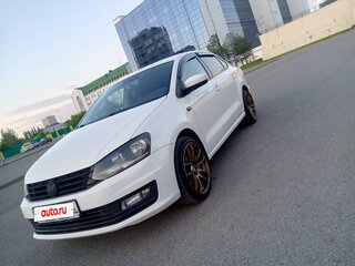 2015 Volkswagen Polo V Рестайлинг, белый, 900000 рублей, вид 1