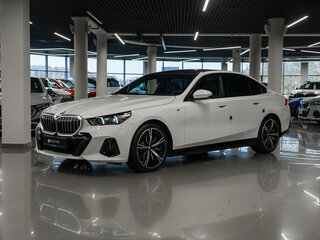 2024 BMW 5 серии 530i xDrive VIII (G60/G61/G68), белый, 7350000 рублей, вид 1