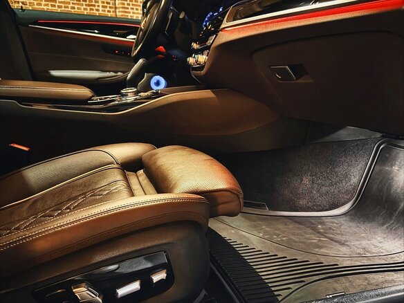 2022 BMW 5 серии M550i xDrive VII (G30/G31/G38) Рестайлинг, белый, 8390000 рублей - вид 8