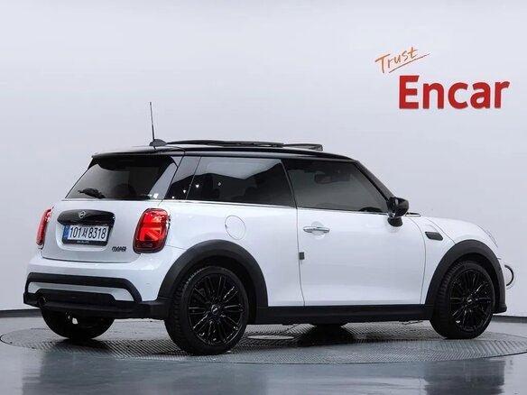 2022 Mini Hatch Cooper III (F55/F56) Рестайлинг 2, белый, 2051000 рублей - вид 3