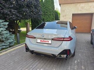 2024 BMW 5 серии 530i xDrive VIII (G60/G61/G68), серый, 7280000 рублей, вид 5