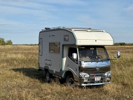2002 Toyota Dyna, белый, 8500000 рублей, вид 2