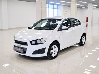 2013 Chevrolet Aveo II, белый, 610000 рублей, вид 1