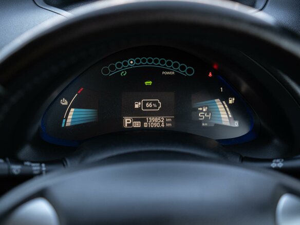 2015 Nissan Leaf 30kWh I (ZE0/AZE0), чёрный, 1110000 рублей - вид 11
