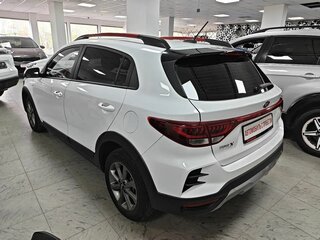 2021 Kia Rio X IV Рестайлинг, белый, 1749000 рублей, вид 4